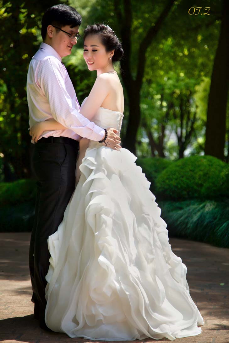 Bride and groom embracing in a green Paris garden